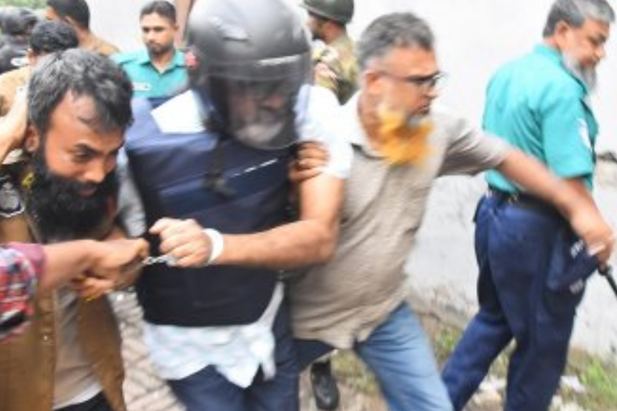 আদালত চত্বরে আ.লীগ নেতাকে ডিম-কাদামাটি নিক্ষেপ