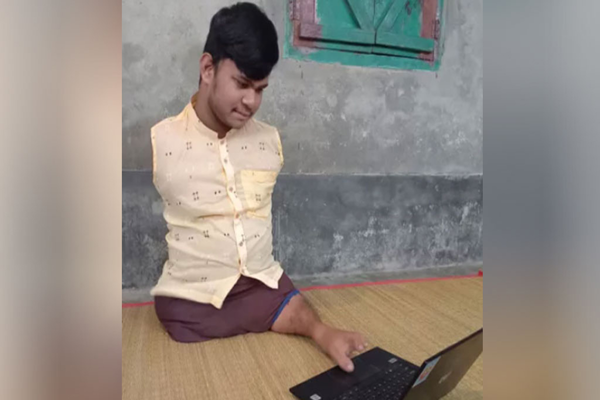 পা দিয়ে লিখে আলিম পাস করলেন রাসেল