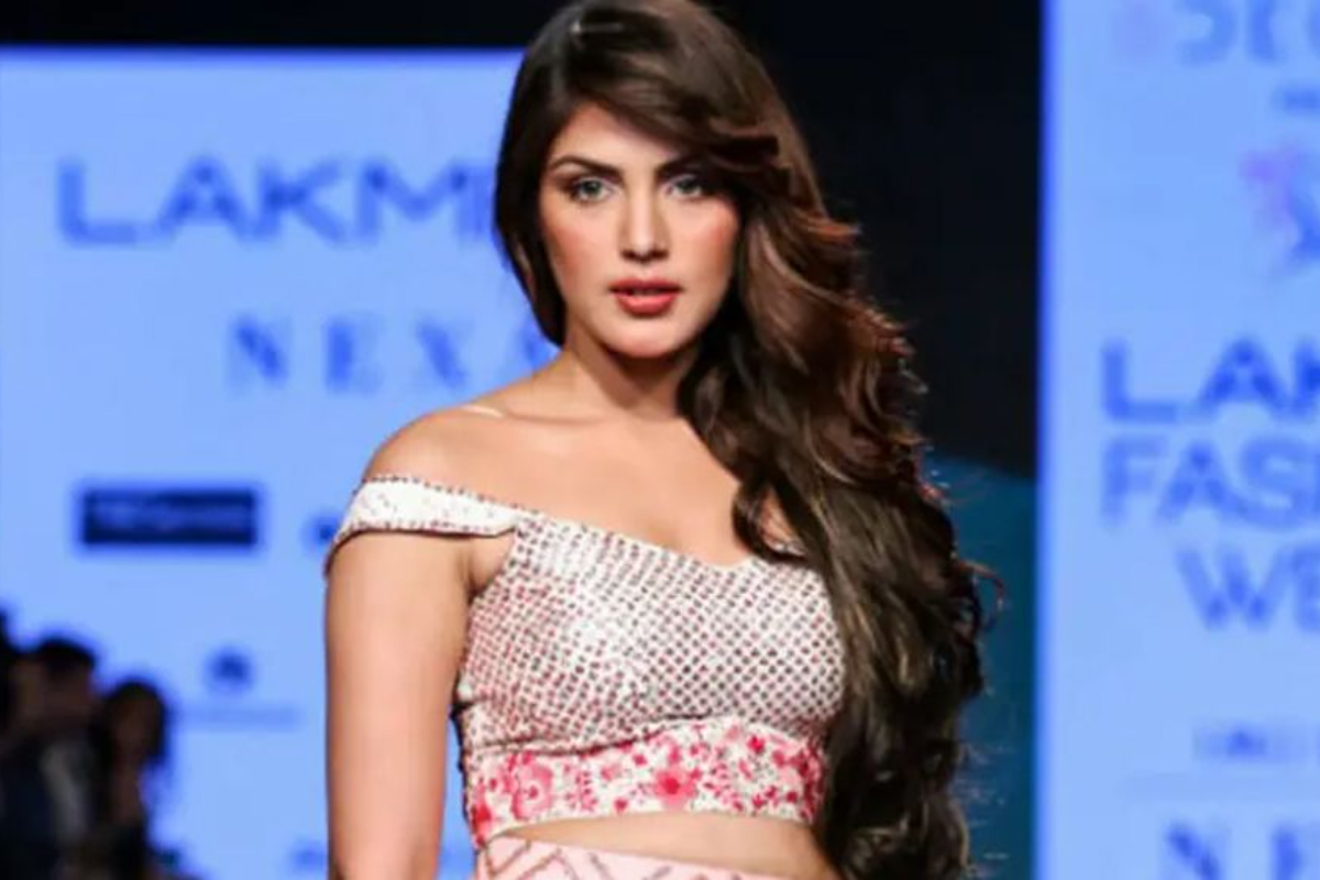 জালিয়াতির অভিযোগে বলিউডের রিয়াকে আইনি নোটিশ