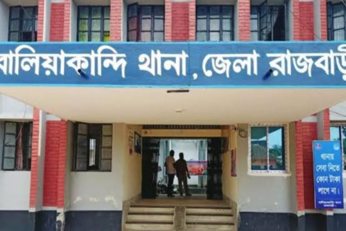 রাজবাড়ীতে মদপানে কলেজছাত্রের মৃত্যু, হাসপাতালে বাবা-ছেলে