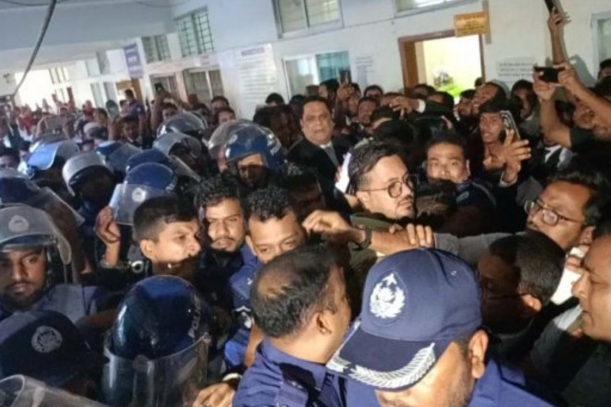 কুমিল্লায় আদালতে প্রাঙ্গণে সাবেক আইজিপি ও যুগ্মসচিবের ওপর হামলার চেষ্টা