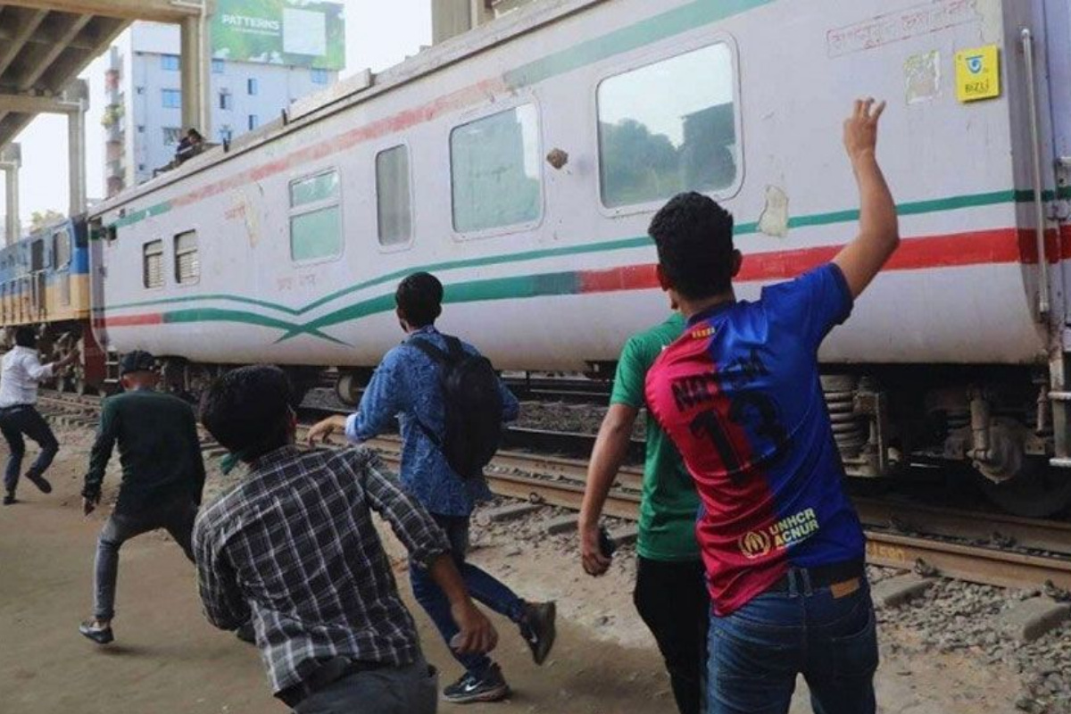 তিতুমীর কলেজ শিক্ষার্থীদের ইট-পাটকেলে রক্তাক্ত একাধিক ট্রেনযাত্রী