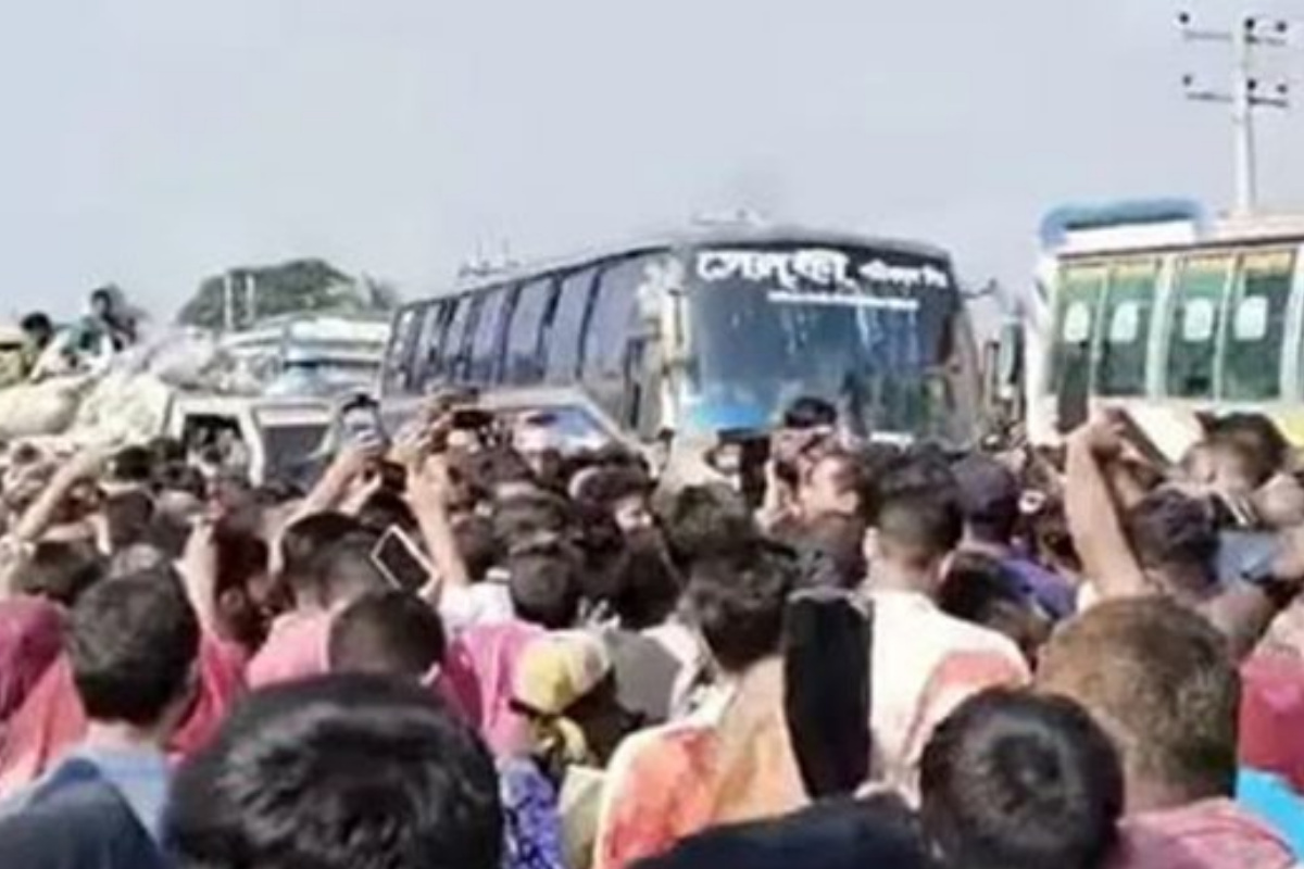 ধামরাইয়ে শ্রমিকদের মহাসড়ক অবরোধ, আড়াই ঘণ্টা পর যান চলাচল স্বাভাবিক