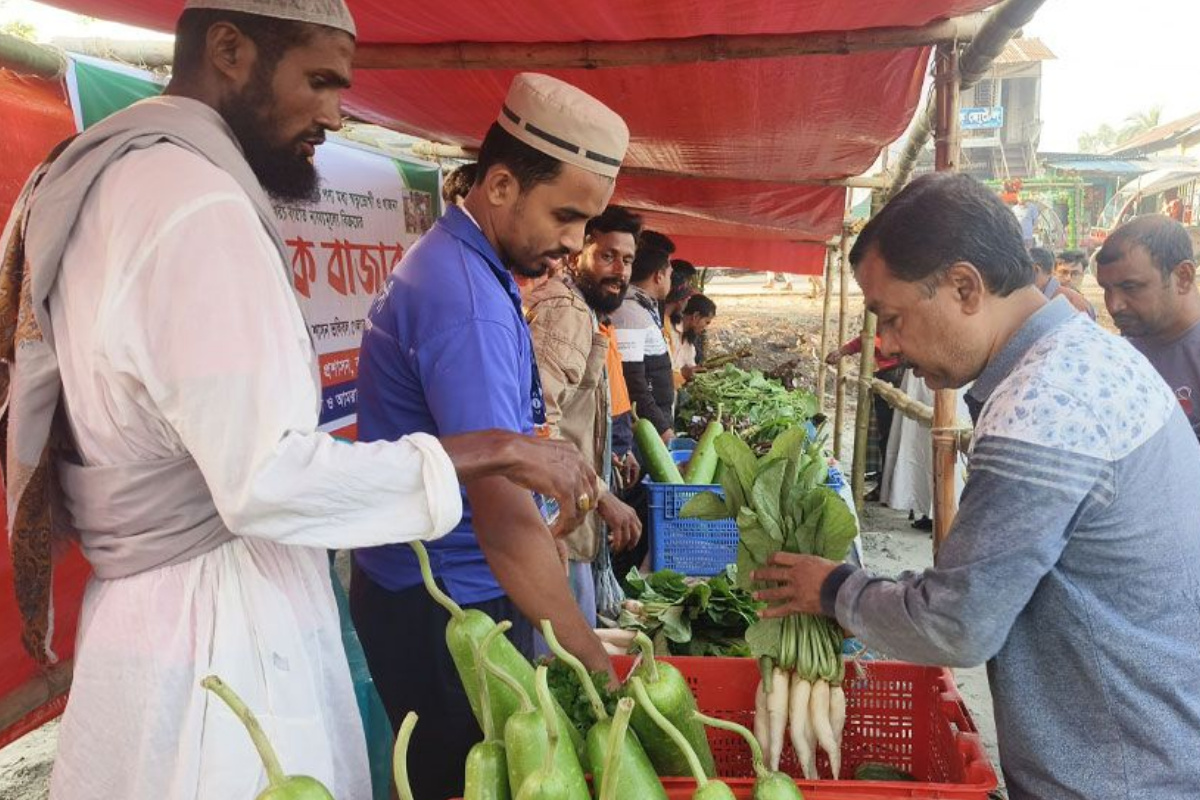 কলাপাড়ায় স্বল্প মূল্যের কৃষক বাজার, খুশি ক্রেতারা