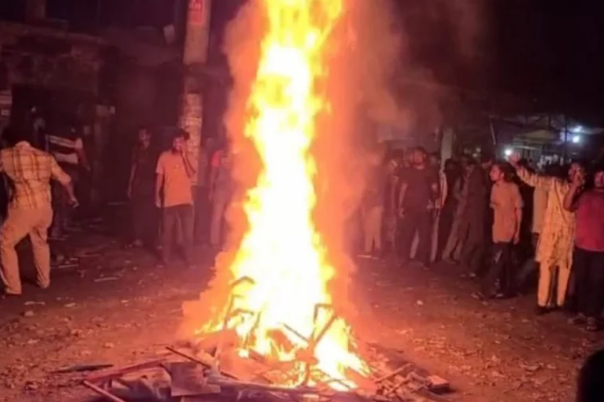 খুলনায় জাতীয় পার্টি কার্যালয়ে ভাঙচুর-আগুন