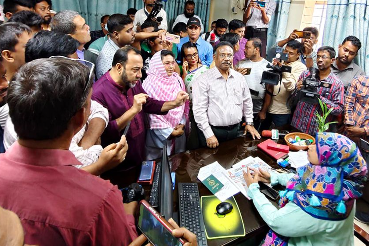 অফিস শুরুর আগেই শুরু হয় ‘বিশেষ ফাইলের’ কাজ