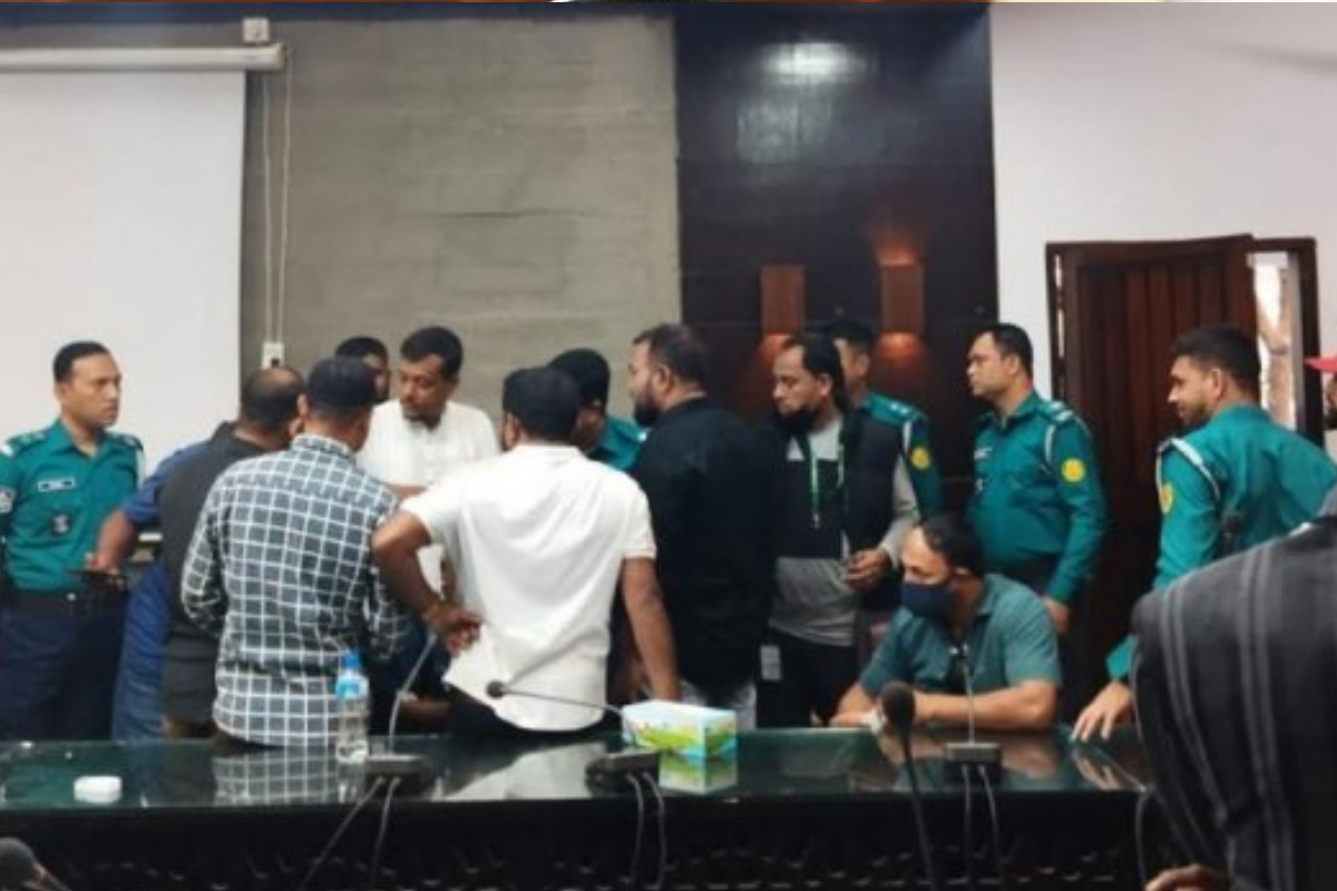 নিলাম চলাকালে জেলা প্রশাসকের কার্যালয়ে ধস্তাধস্তি-মারামারি