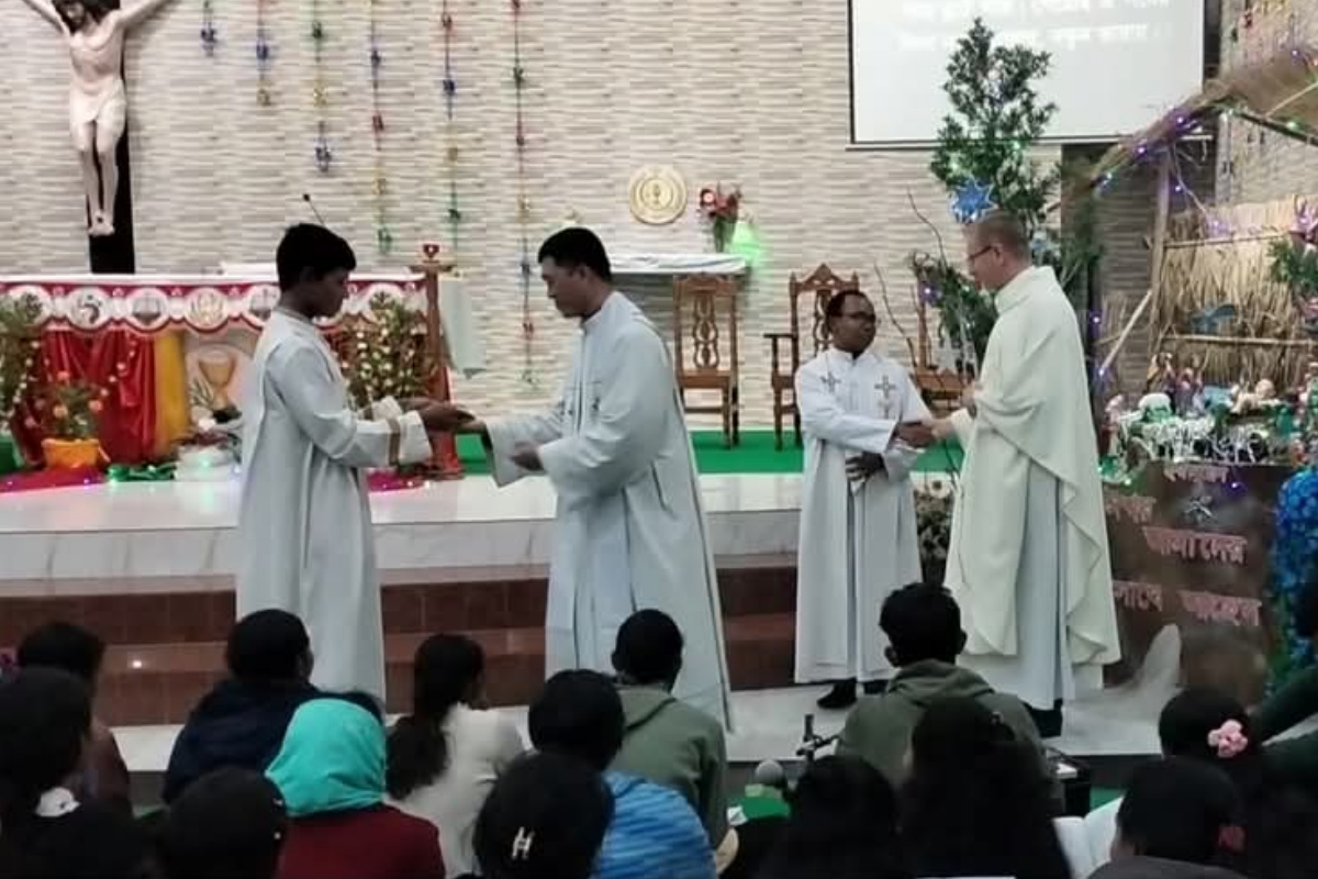 দেশবাসীর শান্তি প্রার্থনায় নেত্রকোনায় বড়দিন পালিত