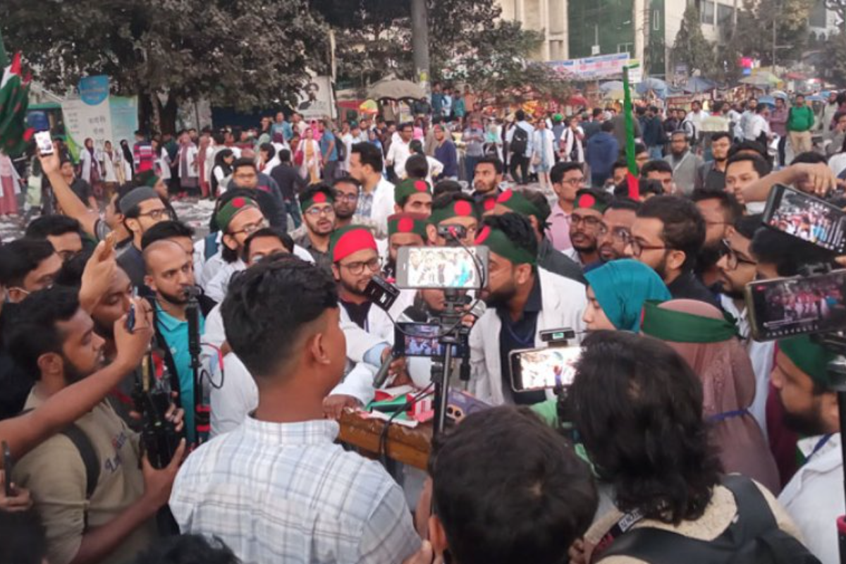আন্দোলন চালিয়ে যাওয়া ঘোষণা ট্রেইনি চিকিৎসকদের
