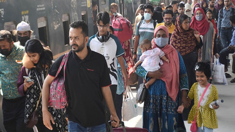 ঈদের ছুটি শেষে স্বস্তিতে ঢাকায় ফিরছে মানুষ