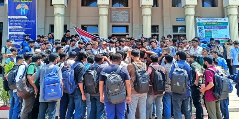 চট্টগ্রামের আইআইইউসি প্রশাসনিক ভবনে শিক্ষার্থীদের তালা ঝুলিয়ে অবরোধ