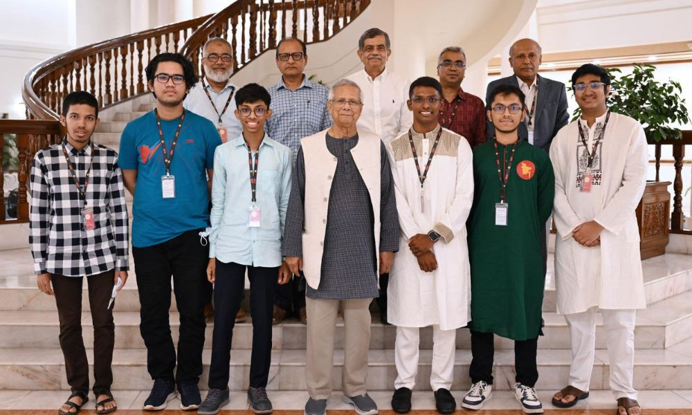 অলিম্পিয়াডে পদকজয়ী ছয় শিক্ষার্থীর সঙ্গে প্রধান উপদেষ্টার সাক্ষাৎ