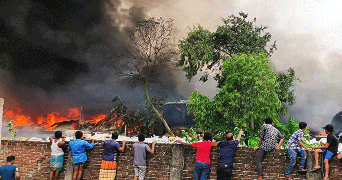 গাজীপুর সাহারা মার্কেটে কেমিক্যাল গোডাউনে ভয়াবহ অগ্নিকাণ্ড