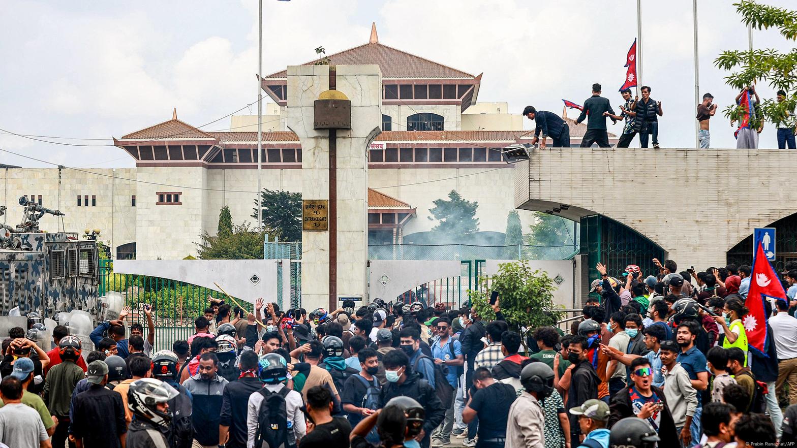 নেপালে সোশ্যাল মিডিয়া নিষেধাজ্ঞা প্রত্যাহার