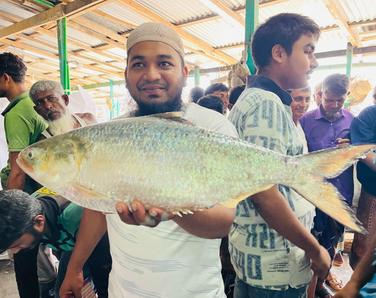 আড়াই কেজির এক ইলিশের দাম ১৪ হাজার টাকা