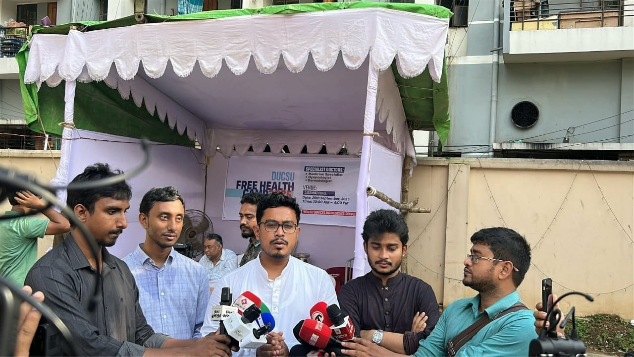 ডাকসুর প্রথম মেডিকেল ক্যাম্পে চিকিৎসা নিলেন সহস্র শিক্ষার্থী