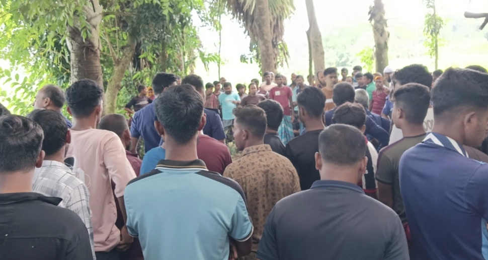 নড়াইলে ইজিবাইক চালকের গলা কাটা লাশ উদ্ধার