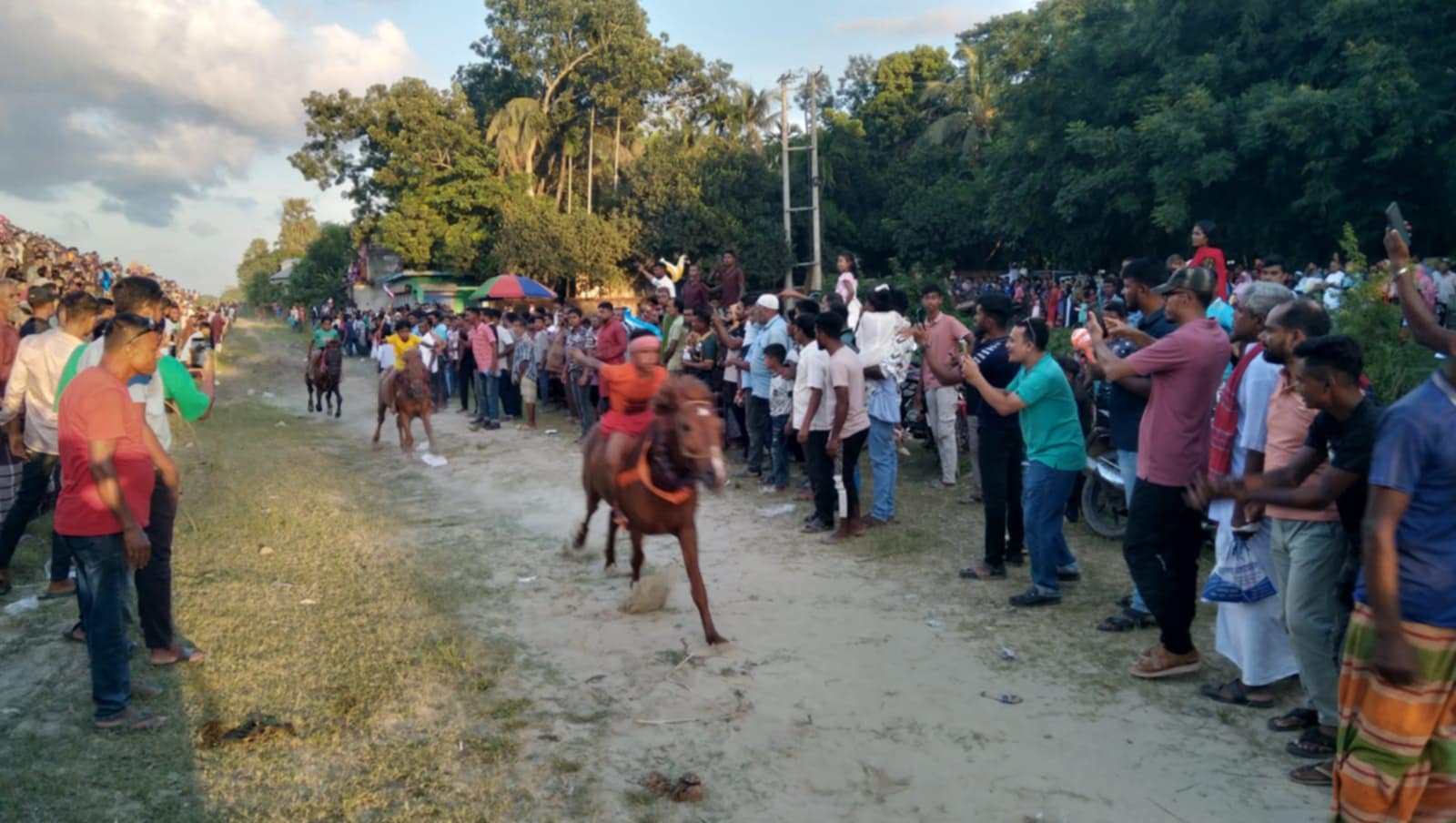 নড়াইলে ঐতিহ্যবাহী ঘোড়দৌড়: হাজারো দর্শকের উপস্থিতি