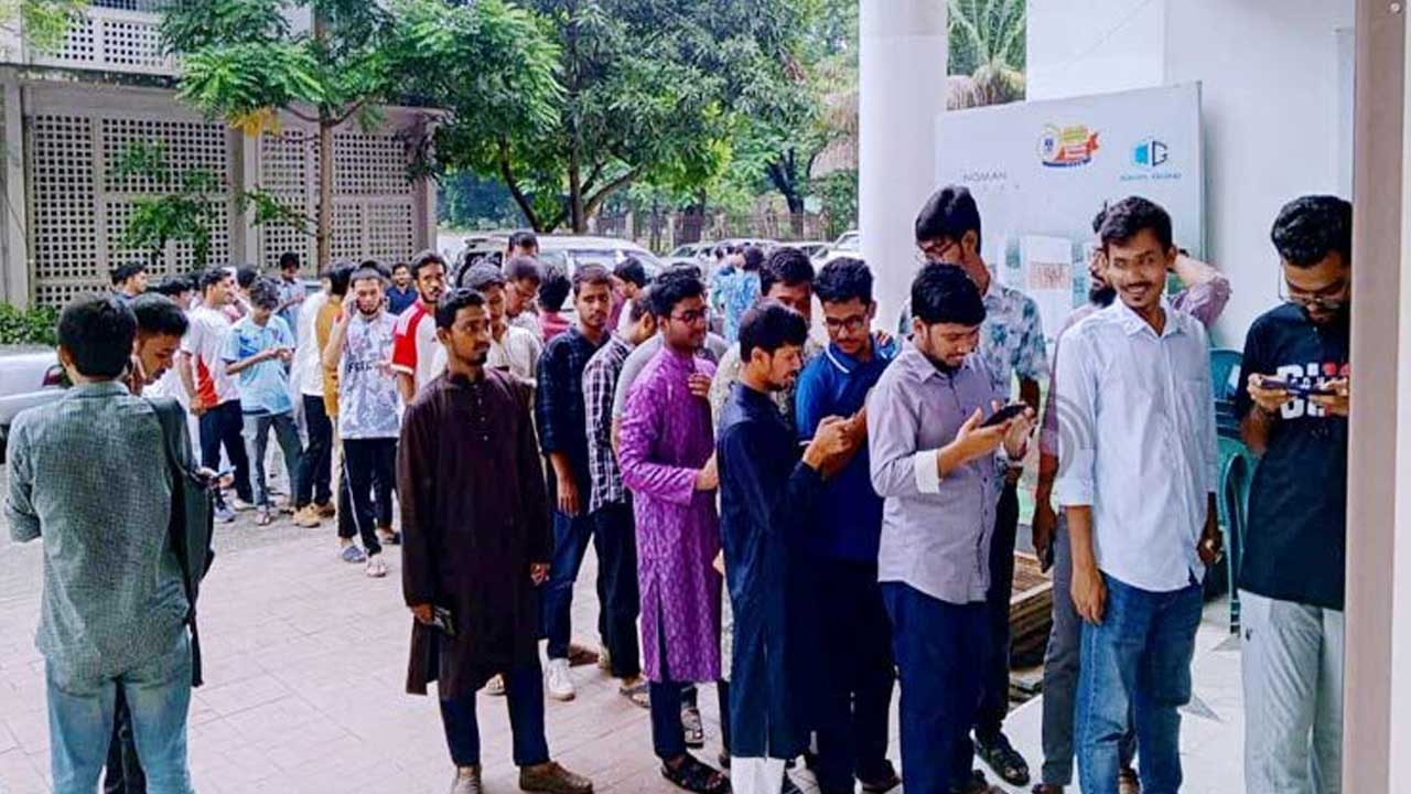 ডাকসু ও হল সংসদ নির্বাচন: ছয় বছর পর ঢাবিতে ভোটগ্রহণ শুরু