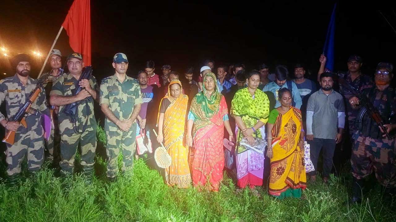 সীমান্তে বিএসএফের হাতে আটক নারীসহ ১৮ বাংলাদেশিকে বিজিবির কাছে হস্তান্তর