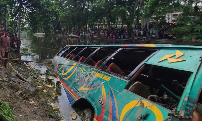 লক্ষ্মীপুরে বাস খালে পড়ে নিহত বেড়ে ৫