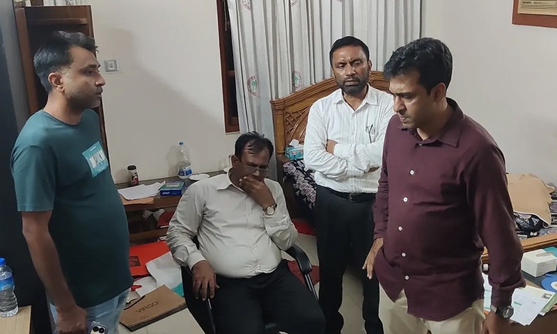 পালানোর সময় আলোচিত সেই সরকারি কর্মকর্তা আটক
