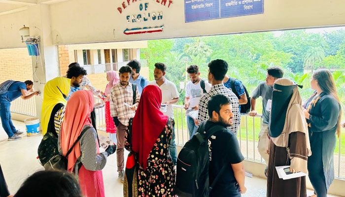গকসু নির্বাচন: উৎসবমুখর পরিবেশে ভোটগ্রহণ চলছে