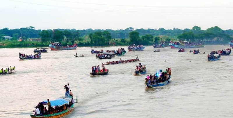 নড়াইলে ঐতিহ্যবাহী নৌকা বাইচ দেখতে মানুষের ঢল