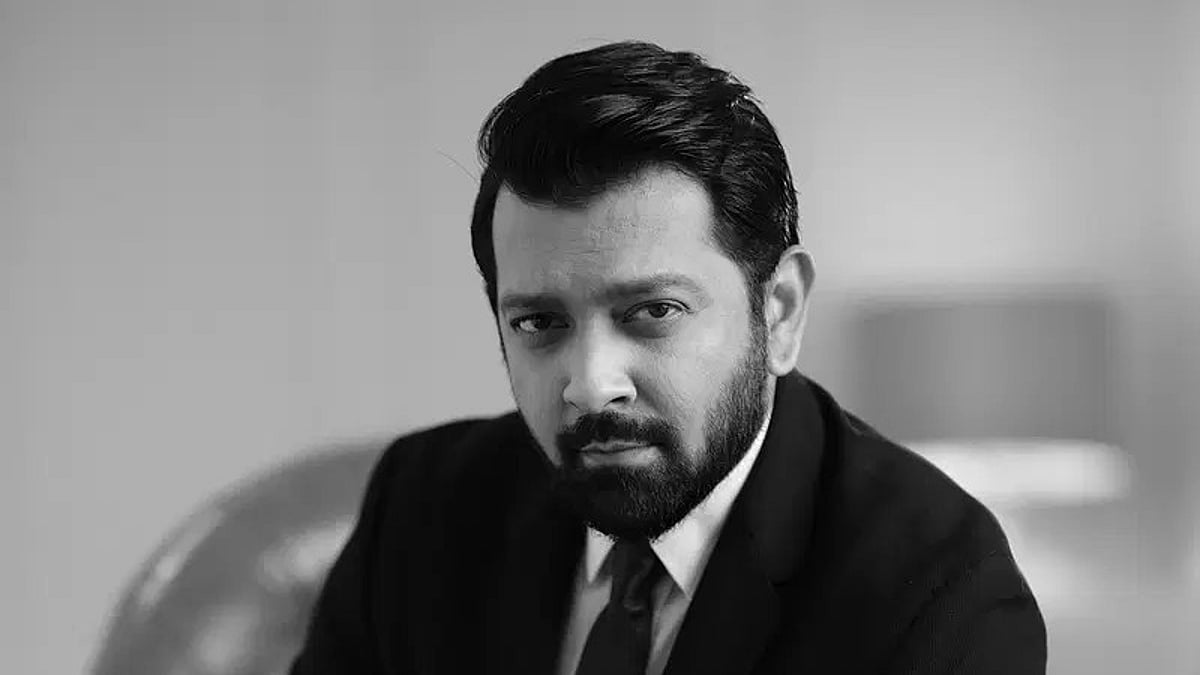 মেয়ে বড় হচ্ছে, এখন কি স্টেজে দাঁড়িয়ে এমন লাফালাফি করতে ভালো লাগে?