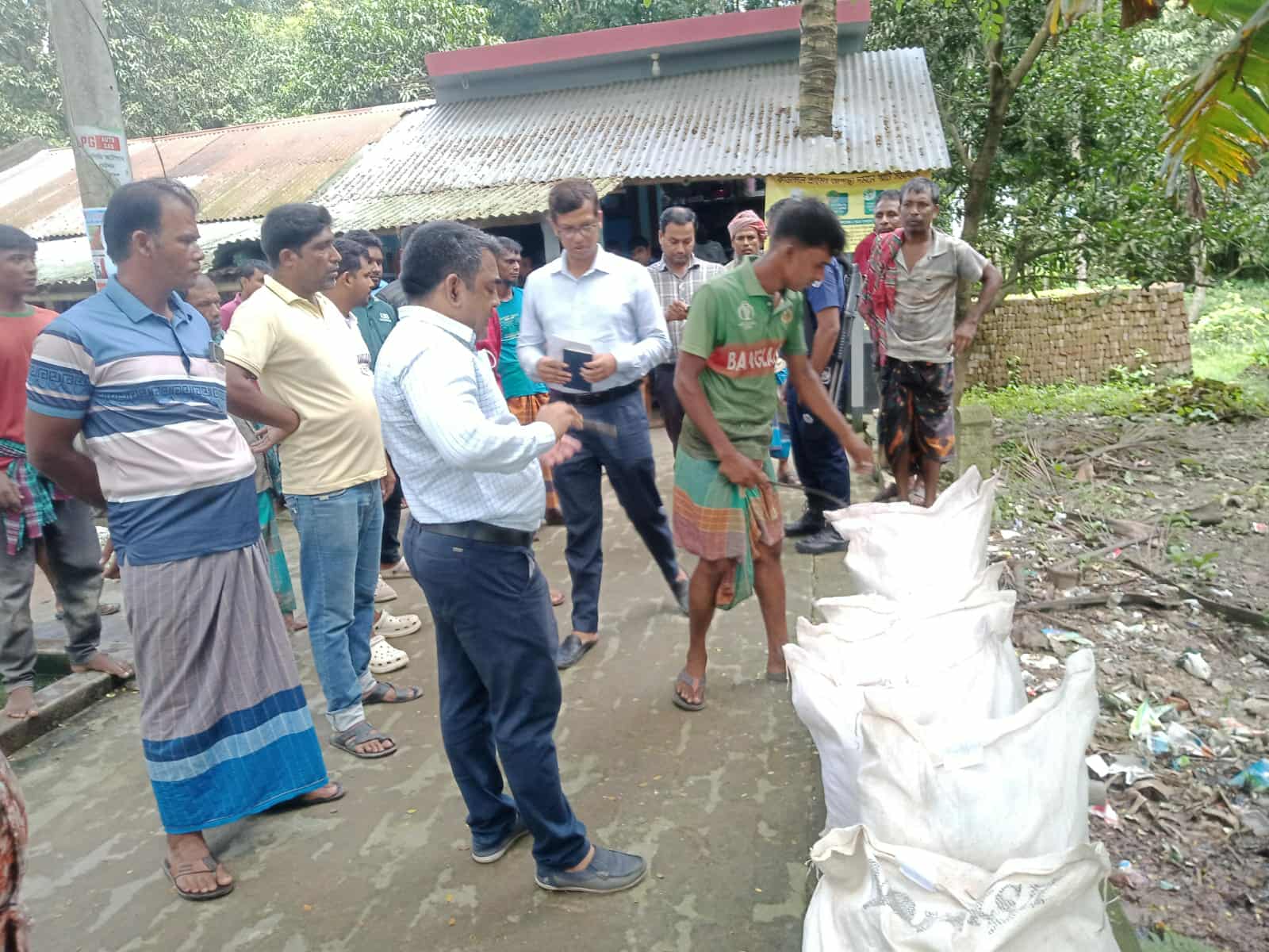 চুয়াডাঙ্গায় ভেজাল সার বিক্রি, ব্যবসায়ীকে লাখ টাকা জরিমানা