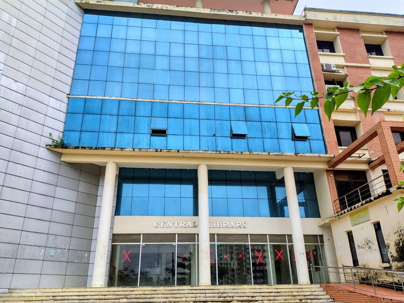 জাককানইবি গ্রন্থাগারে শিক্ষার্থীদের অনাগ্রহ বাড়ছে