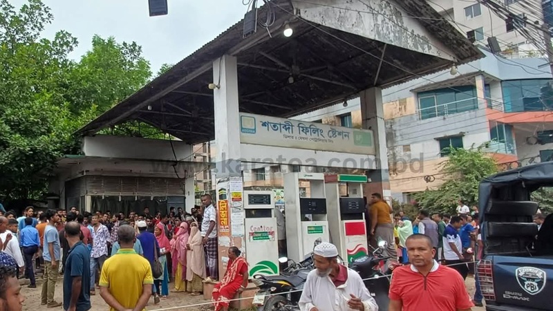 বগুড়ায় ফিলিং স্টেশনে ক্যাশিয়ারকে কুপিয়ে হত্যার রহস্য ঘনীভূত