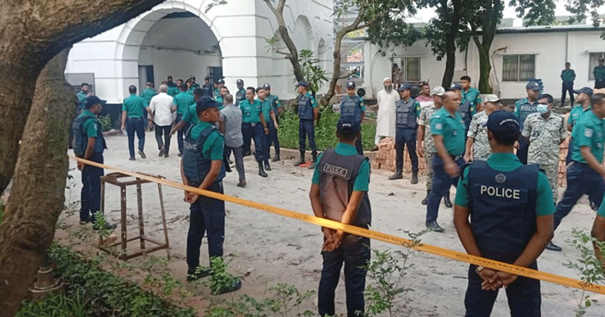 মানবতাবিরোধী অপরাধ মামলায় ১৫ সাবেক ও বর্তমান সেনা কর্মকর্তা ট্রাইব্যুনালে হাজির