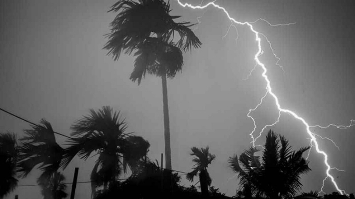 রাত থেকে বজ্রপাতের আশঙ্কা