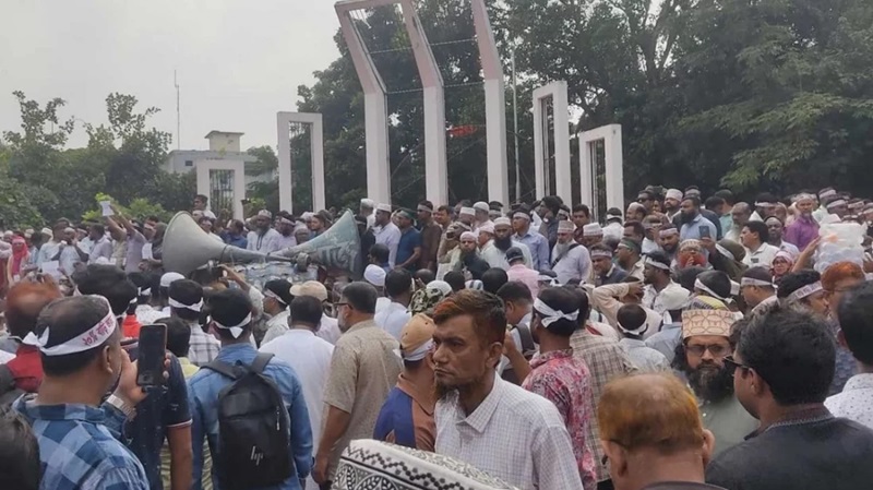 শাহবাগ অবরোধের প্রস্তুতি নিতে শহীদ মিনারে শিক্ষকদের ঢল
