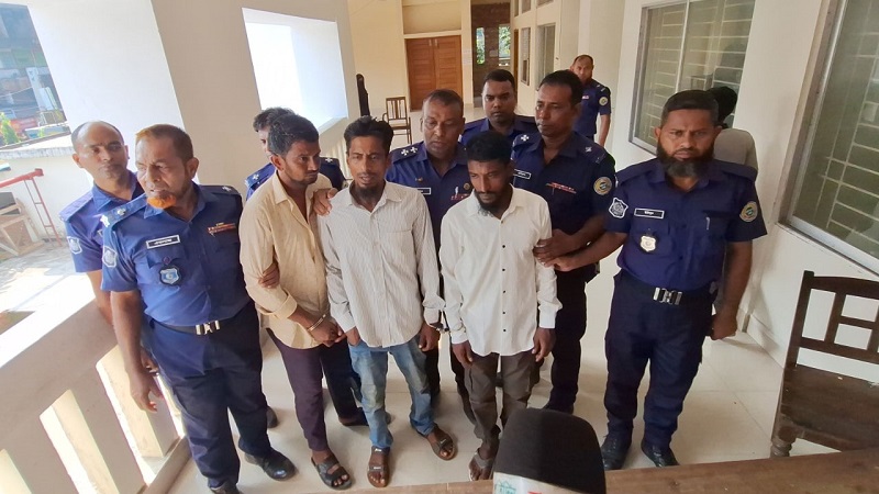 পানি চাইলে প্রস্রাব খাইয়ে গৃহবধূকে গণধর্ষণ, চার জনের মৃত্যুদন্ড পানি চাইলে প্রস্রাব খাইয়ে গৃহবধূকে গণধর্ষণ, চার জনের মৃত্যুদন্ড