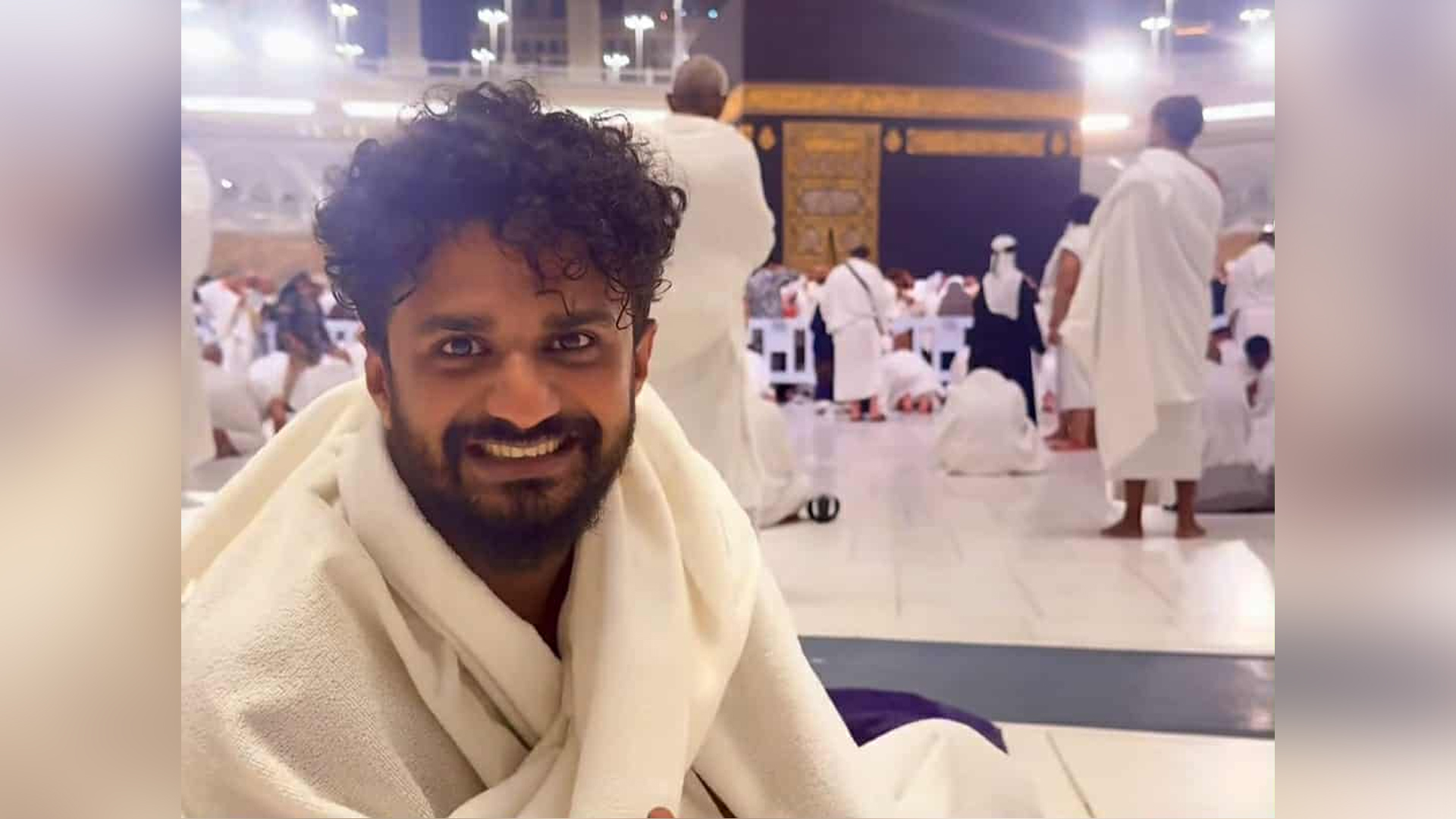 মক্কা থেকে ফারহানের আবেগঘন বার্তা