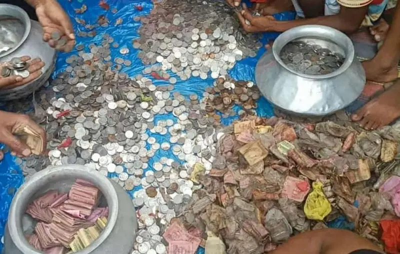 ভিক্ষা করে জমানো তিন বস্তা টাকার মালিক ‘সালে পাগলী’ মারা গেছেন ভিক্ষা করে জমানো তিন বস্তা টাকার মালিক ‘সালে পাগলী’ মারা গেছেন
