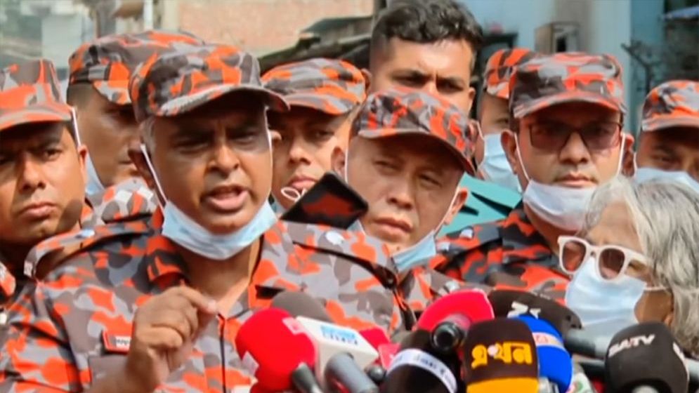 ২৪ ঘণ্টা পরও নেভেনি আগুন, ভাসছে বিষাক্ত ধোঁয়া