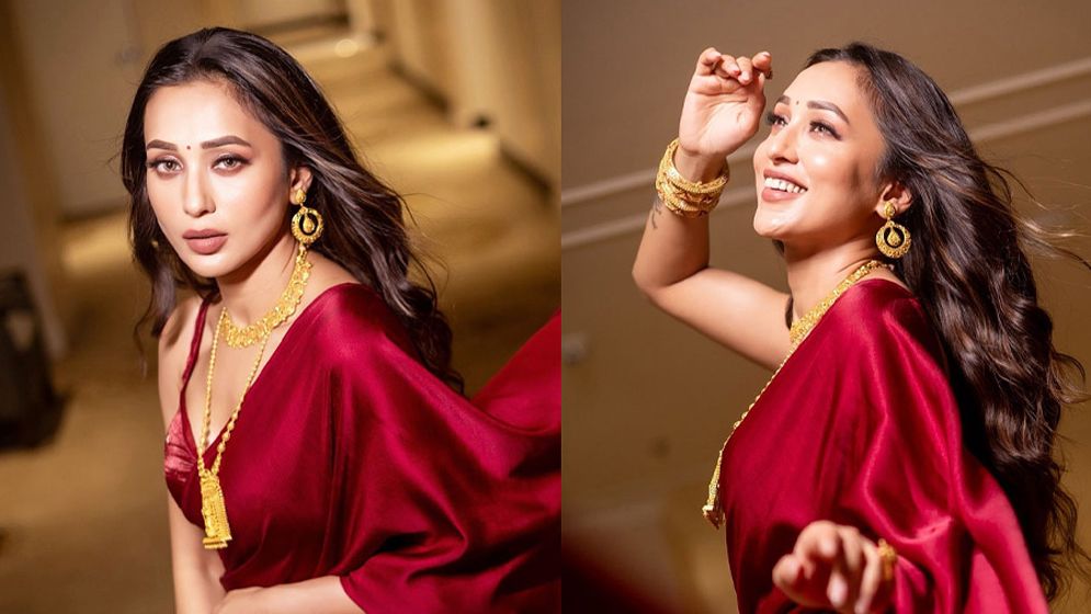 লাল শাড়িতে মিমি চক্রবর্তীর গ্ল্যামারাস লুক ভাইরাল লাল শাড়িতে মিমি চক্রবর্তীর গ্ল্যামারাস লুক ভাইরাল