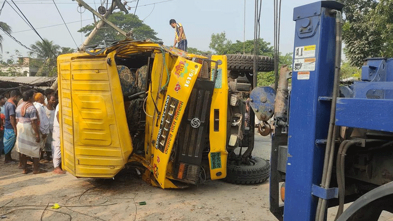 পাবনায় ট্রাকের ধাক্কায় ভ্যানে থাকা দুই শিক্ষার্থীসহ নিহত ৩ পাবনায় ট্রাকের ধাক্কায় ভ্যানে থাকা দুই শিক্ষার্থীসহ নিহত ৩