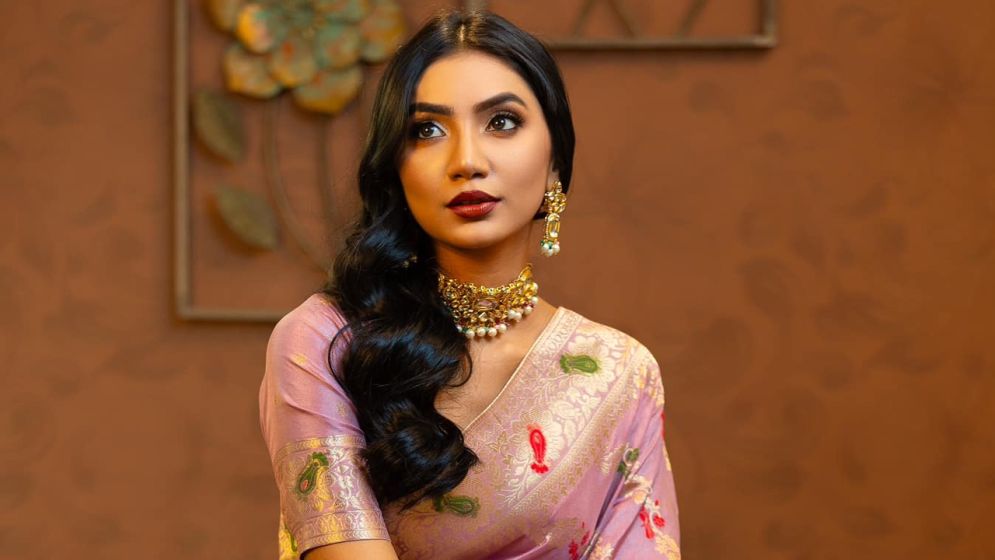 এলোমেলো চুলে নিজের রূপে মুগ্ধ সুনেরাহ