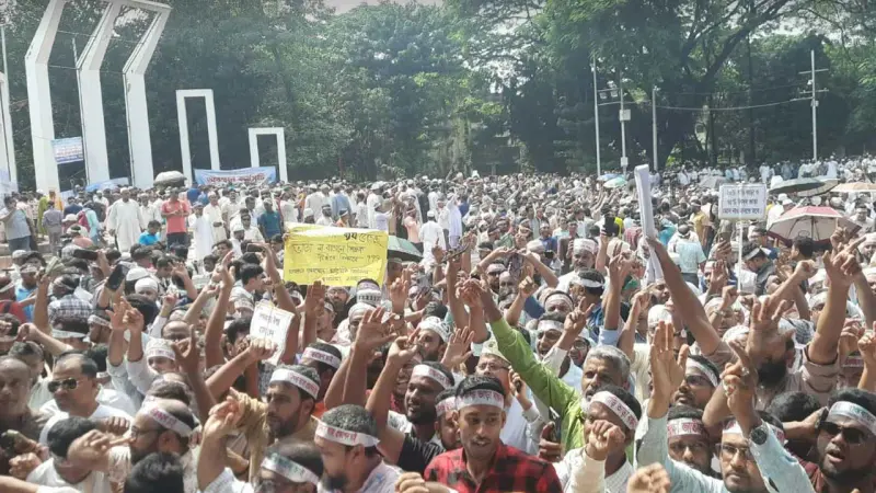 দাবি আদায়ে টানা সপ্তম দিনেও শহীদ মিনারে শিক্ষক-কর্মচারীদের অবস্থান